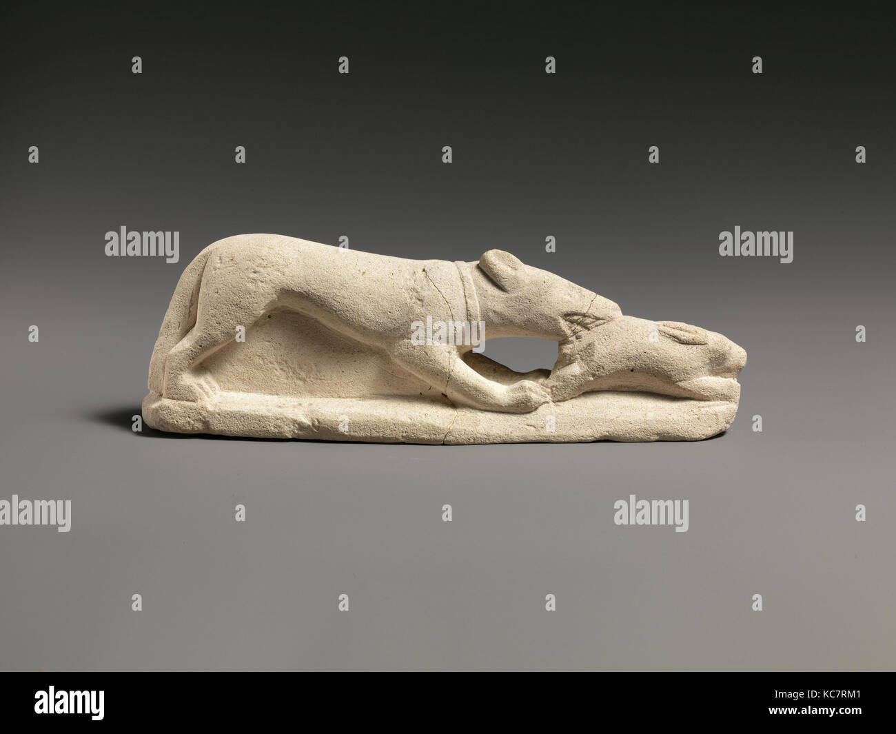Kalkstein Statuette eines Coursing Hund fressen ein Hase, Ca. 5. oder 4. Jahrhundert v. Chr. Stockfoto