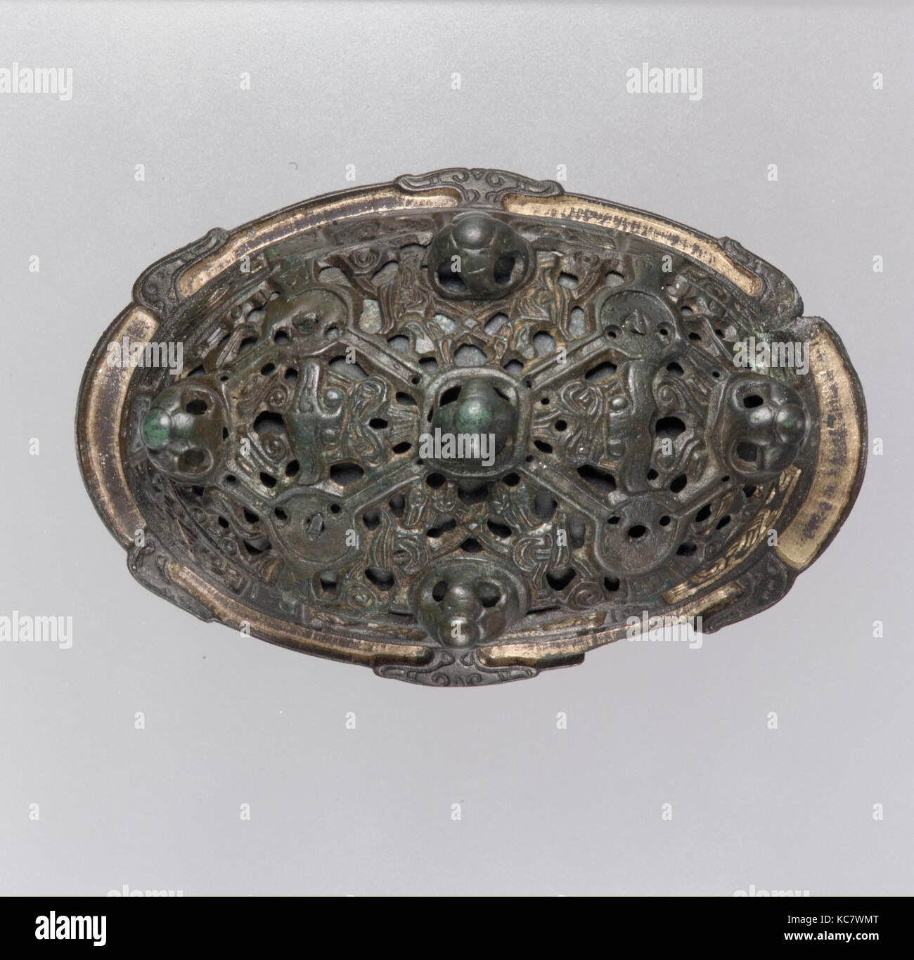 Ovale Brosche, 900-1000, in Skandinavien, Viking, Kupferlegierung, vergoldet, Gesamt: 4 1/2 x 2 15/16 x 1 11/16 x 4 1/2 in. (11,4 x 7 Stockfoto