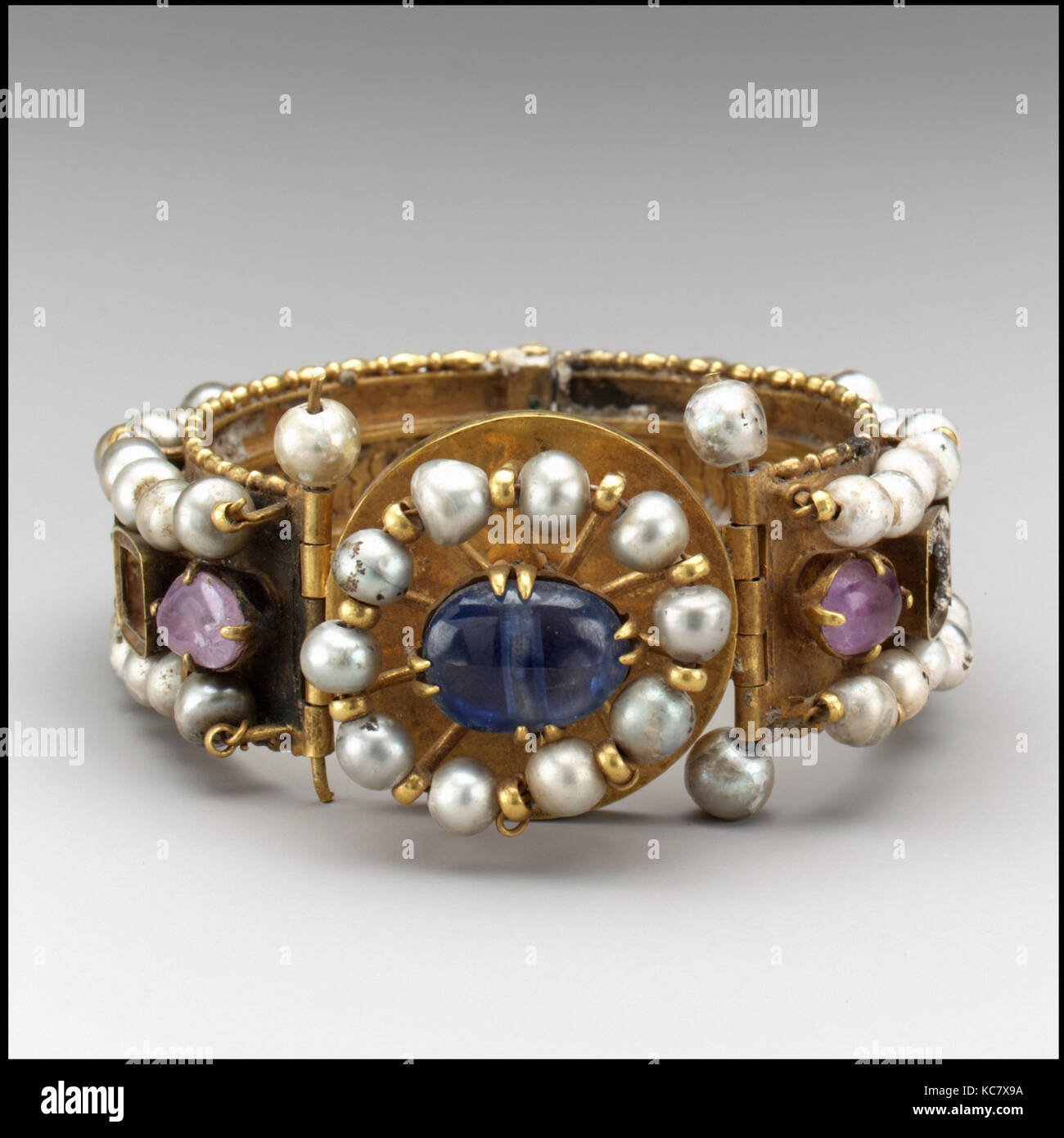 Jeweled Armband (ein Paar), 500 - 700, in Konstantinopel, Byzantinische, Gold, Silber, Perlen, Amethyst, Saphir Stockfoto