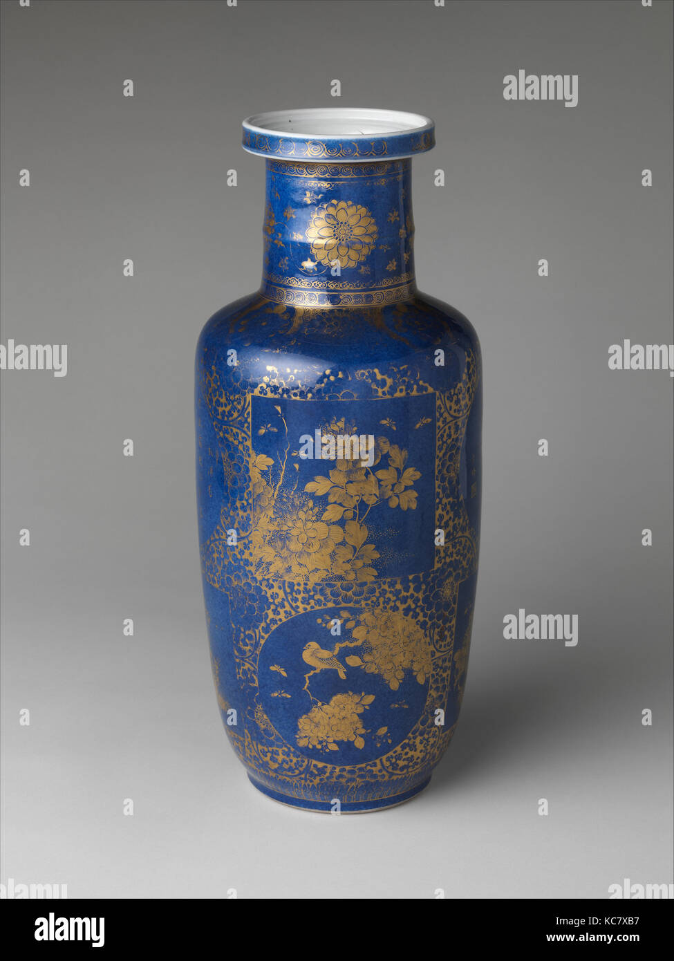 Vase mit Blumen, Vögel, und Gedichte, Qing Dynastie (1644 - 1911), Kangxi Mark und Periode (1662 - 1722), datiert 1709, China, Porzellan Stockfoto