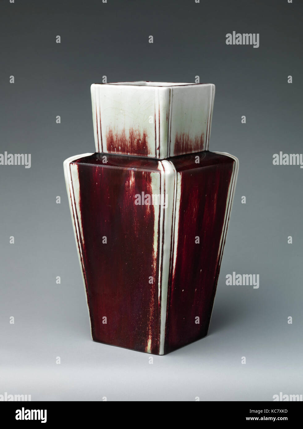 Square Vase, Ca. 1889, Französisch, Choisy-le-Roi, Porzellan, bestätigt: 15 3/8 x 7 3/4 x 7 3/4 in., 12,9 lb. (39 × 19,7 × 19,7 cm, 5. Stockfoto