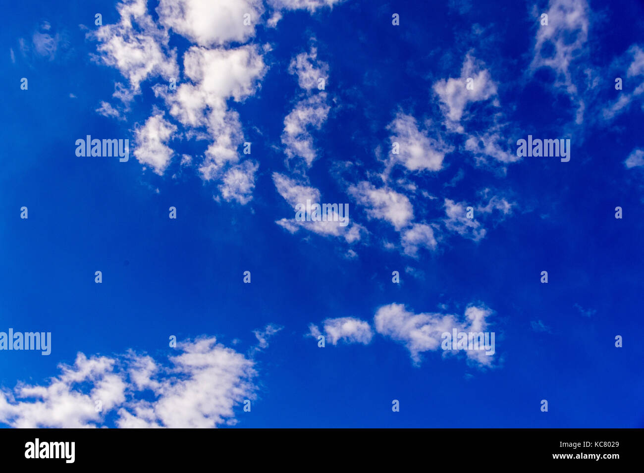 Tief blauen Himmel mit vereinzelten Wolken Stockfoto
