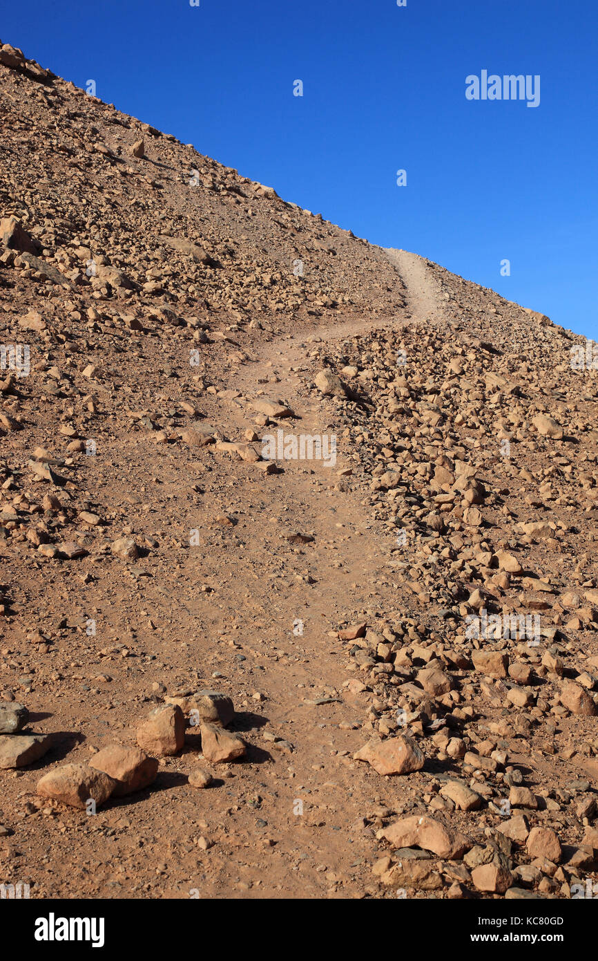 Unbefestigten weg läuft bis zu endlosen Stockfoto