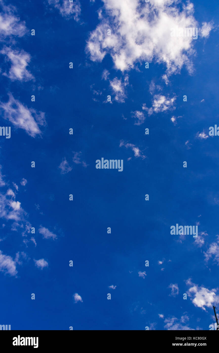Tief blauen Himmel mit vereinzelten Wolken Stockfoto