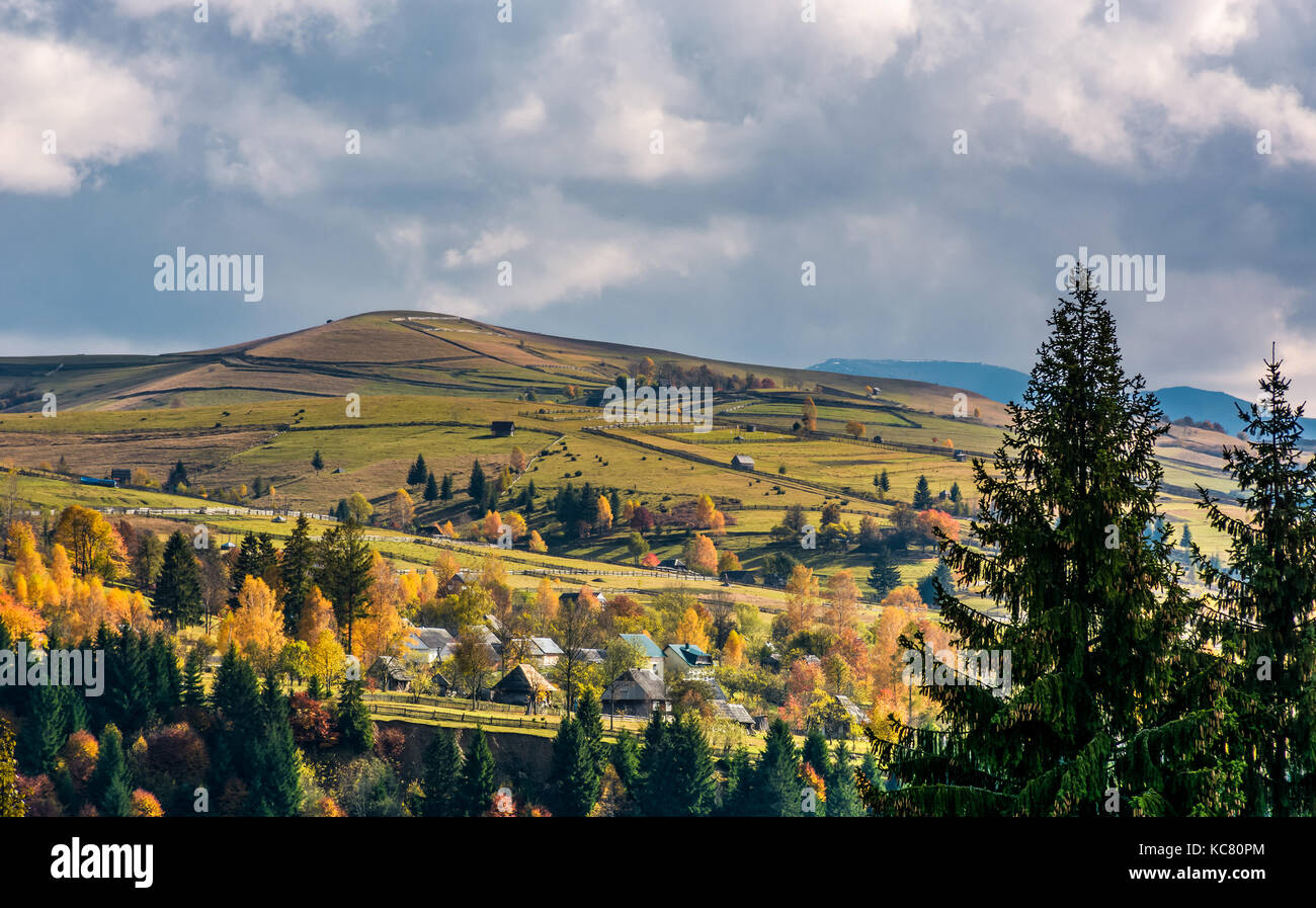 Dorf auf Hängen in den Bergen. schöne Landschaft Landschaft mit gelben Bäume Stockfoto
