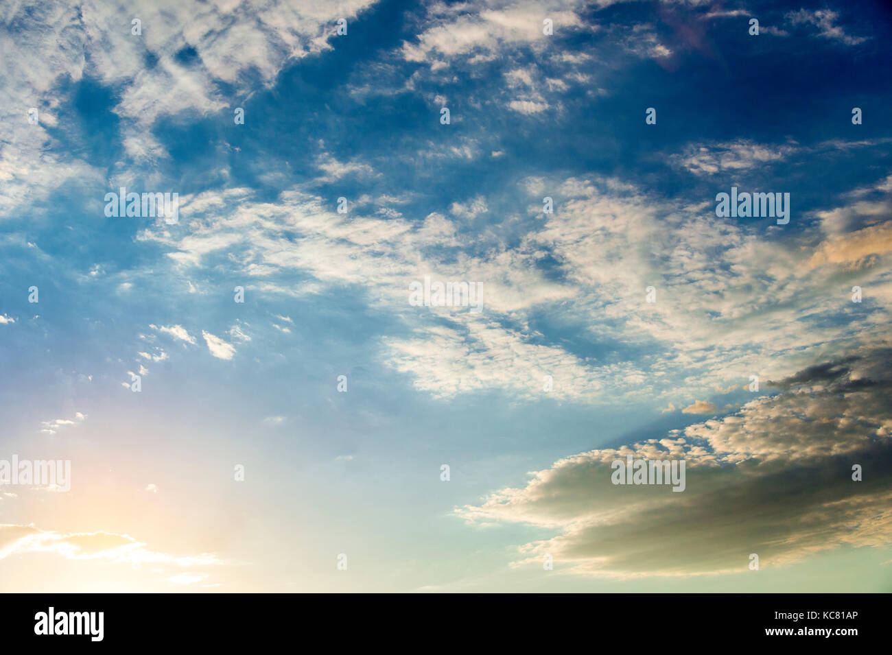 Blauen Himmel mit vereinzelten Wolken am Anfang von Sunset Stockfoto