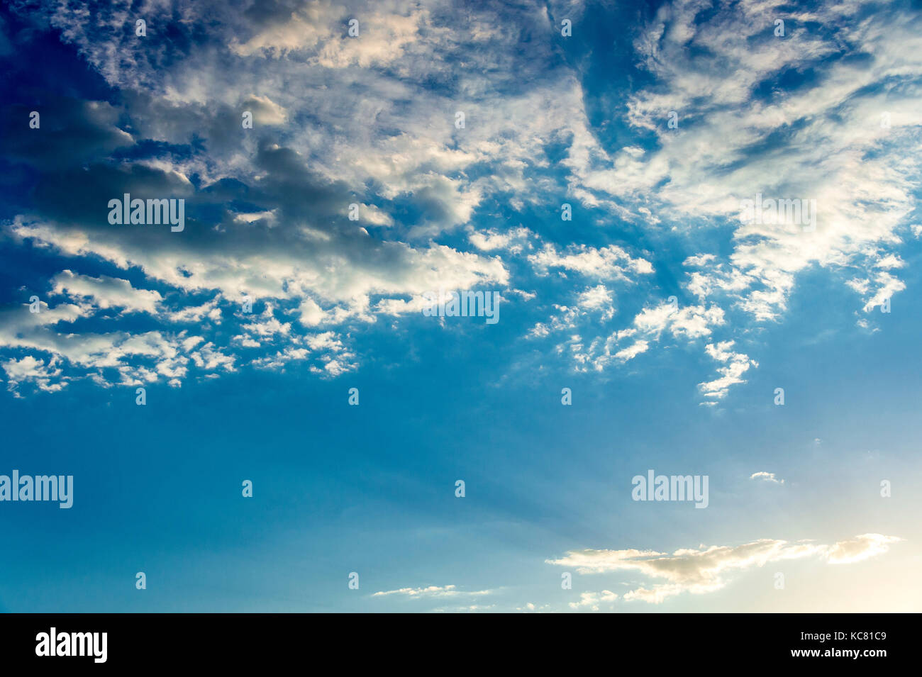 Blauen Himmel mit vereinzelten Wolken am Anfang von Sunset Stockfoto