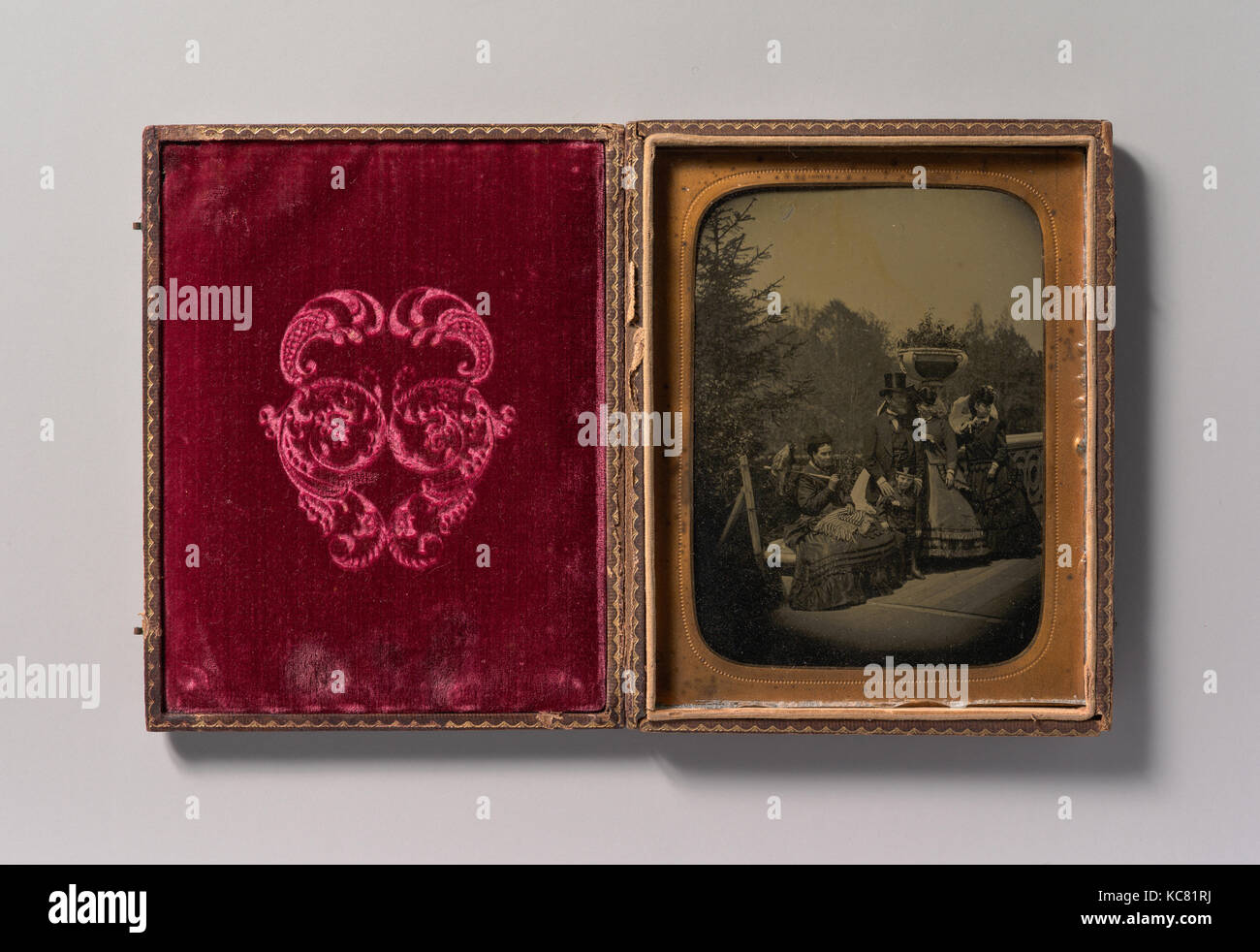 Familie posiert auf Bogen Brücke, Central Park, New York, Unbekannt, 1865 - 1875 Stockfoto