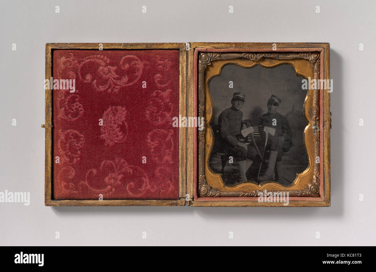 Zwei Feuerwehrleute (?) mit Achsen, Unbekannt, späten 1850s - 60 s Stockfoto