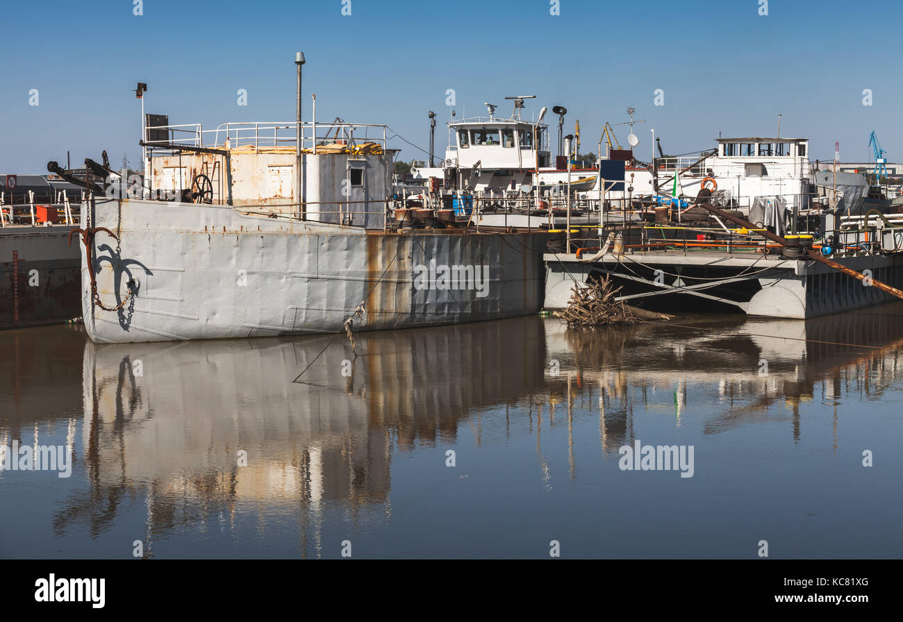 Industrielle Frachtschiffe stehen auf Donau, Ruse, Bulgarien Stockfoto