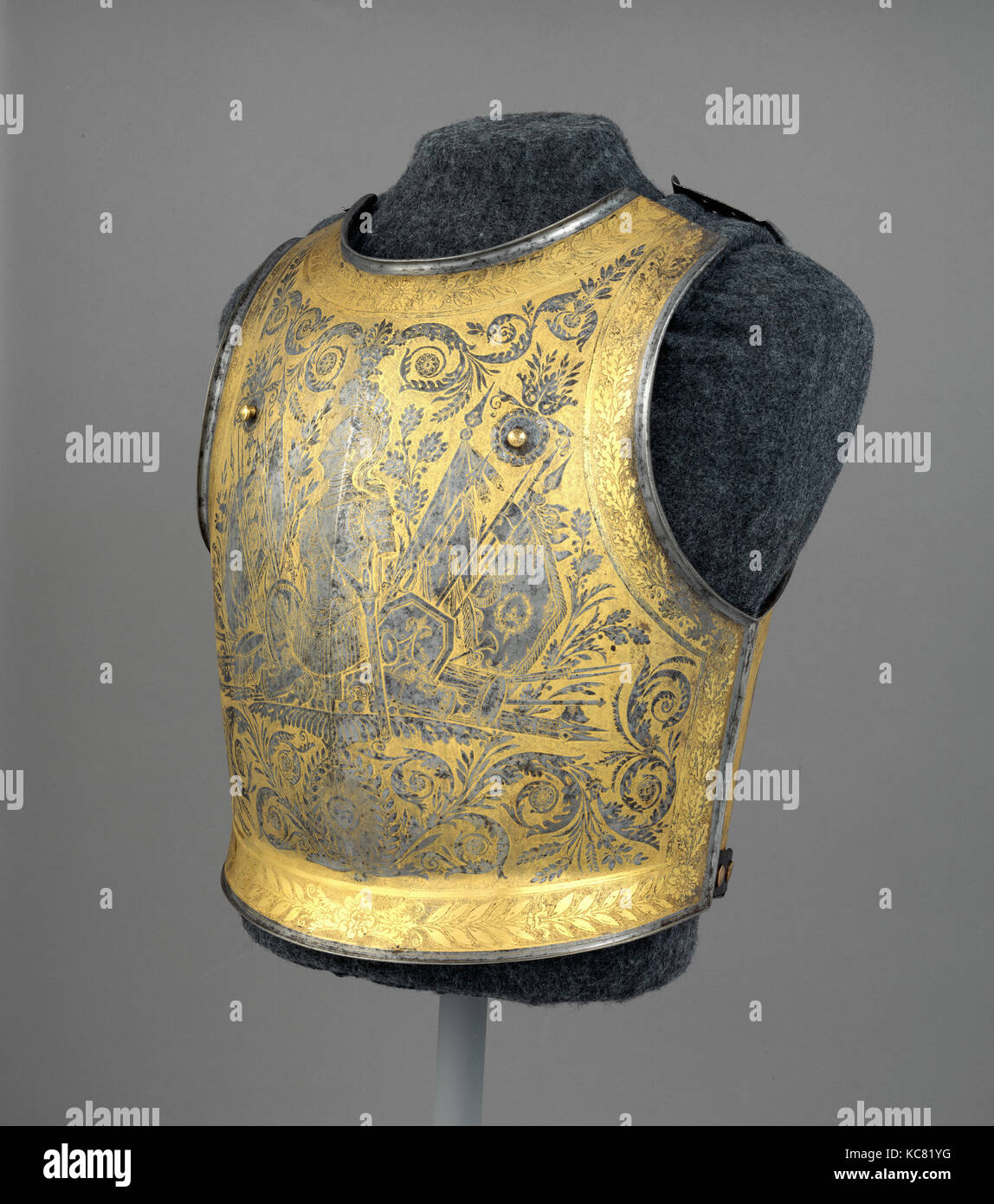 Cuirass, Ca. 1825, Klingenthal, Elsass, Französisch, Klingenthal, Elsass, Stahl, Gold, Kupferlegierung, Leder, H.17 cm. (44,5 cm Stockfoto