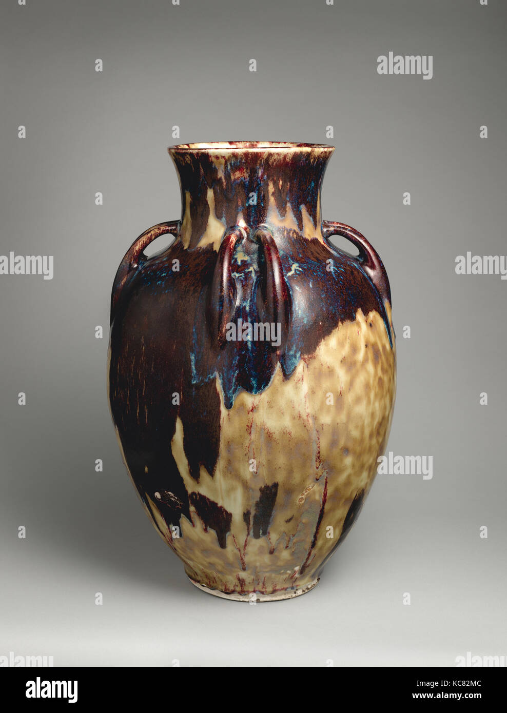 Monumentale Vase, Ca. 1890, Französisch, Choisy-le-Roi, Porzellan, Insgesamt (bestätigt): 29 1/2 x 19 1/4 x 19 1/4 in., 71,3 lb. (74.9 Stockfoto