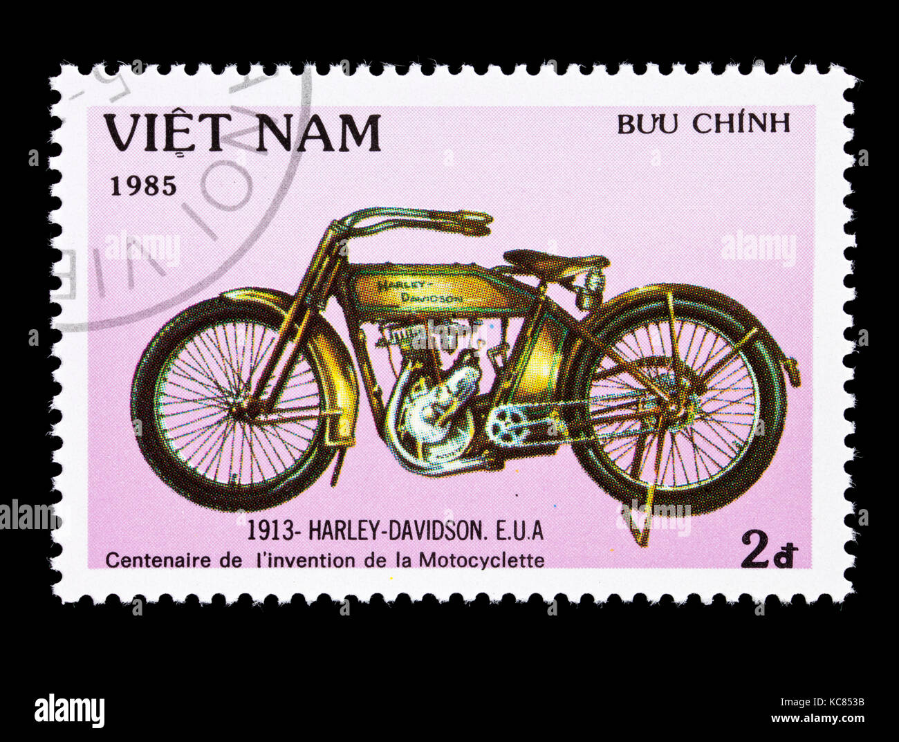 Briefmarke aus Vietnam mit der Darstellung eines 1913 Harley Davidson Motorrad E.U.S, centennial Motorrad Erfindung. Stockfoto