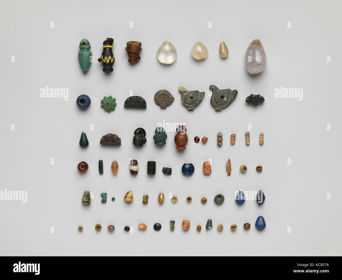 Perlen und Amulette, 4.Jahrhundert, in Kharga Oase gemacht, Byzantinische Ägypten, koptische, Fayencen, Glas, Stein, Knochen, Metall und Stein Stockfoto