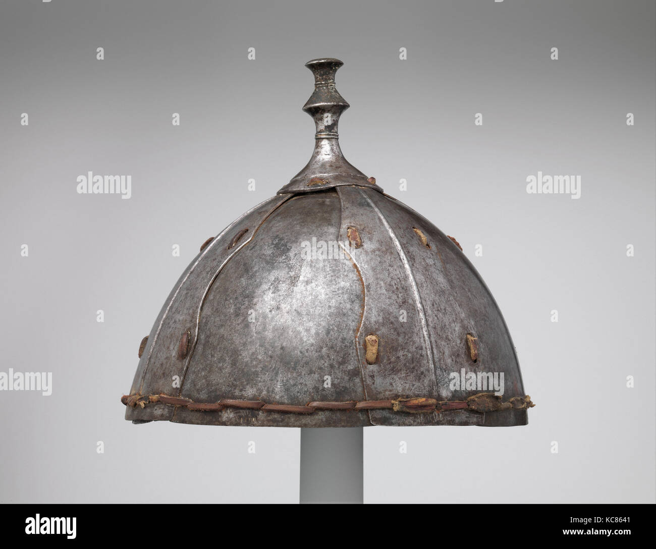 Eight-Plate Helm, 16. - 17. Jahrhundert, Tibetisch, Eisen, Leder, H., 8 1/4 in. (21 cm); Durchm. 9 in. (22,9 cm); Wt. 2 Pfund 4,8 oz Stockfoto