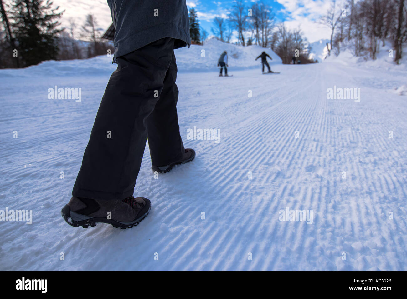 Menschen wandern auf Schnee weg im Winter, selektiver Fokus auf den Schuh Stockfoto