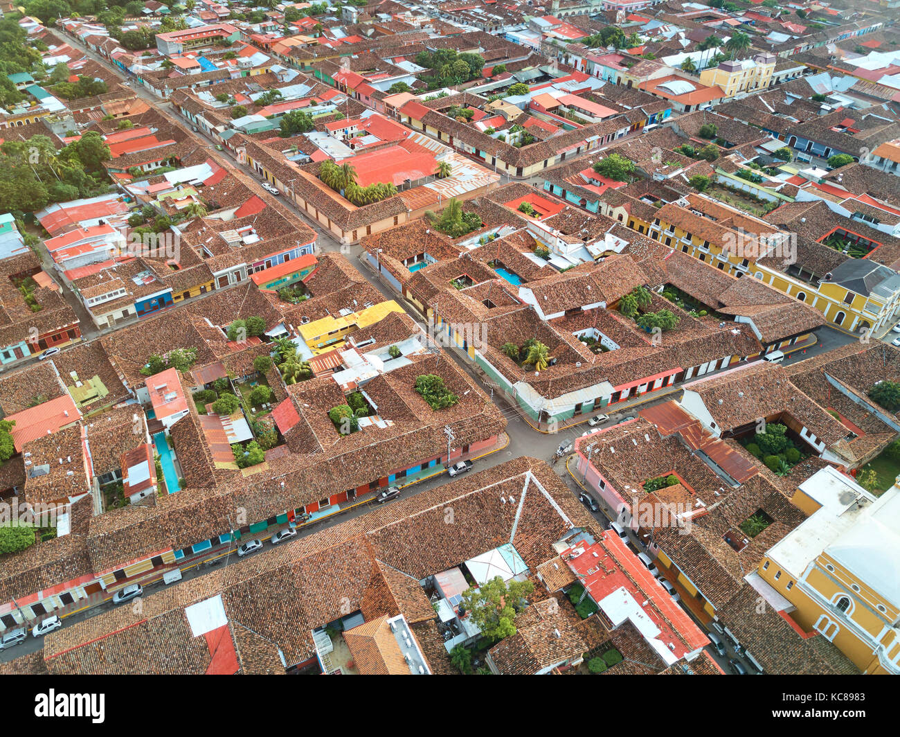 Home roten Ziegeldächern mit Straßen Antenne drone Ansicht Stockfoto