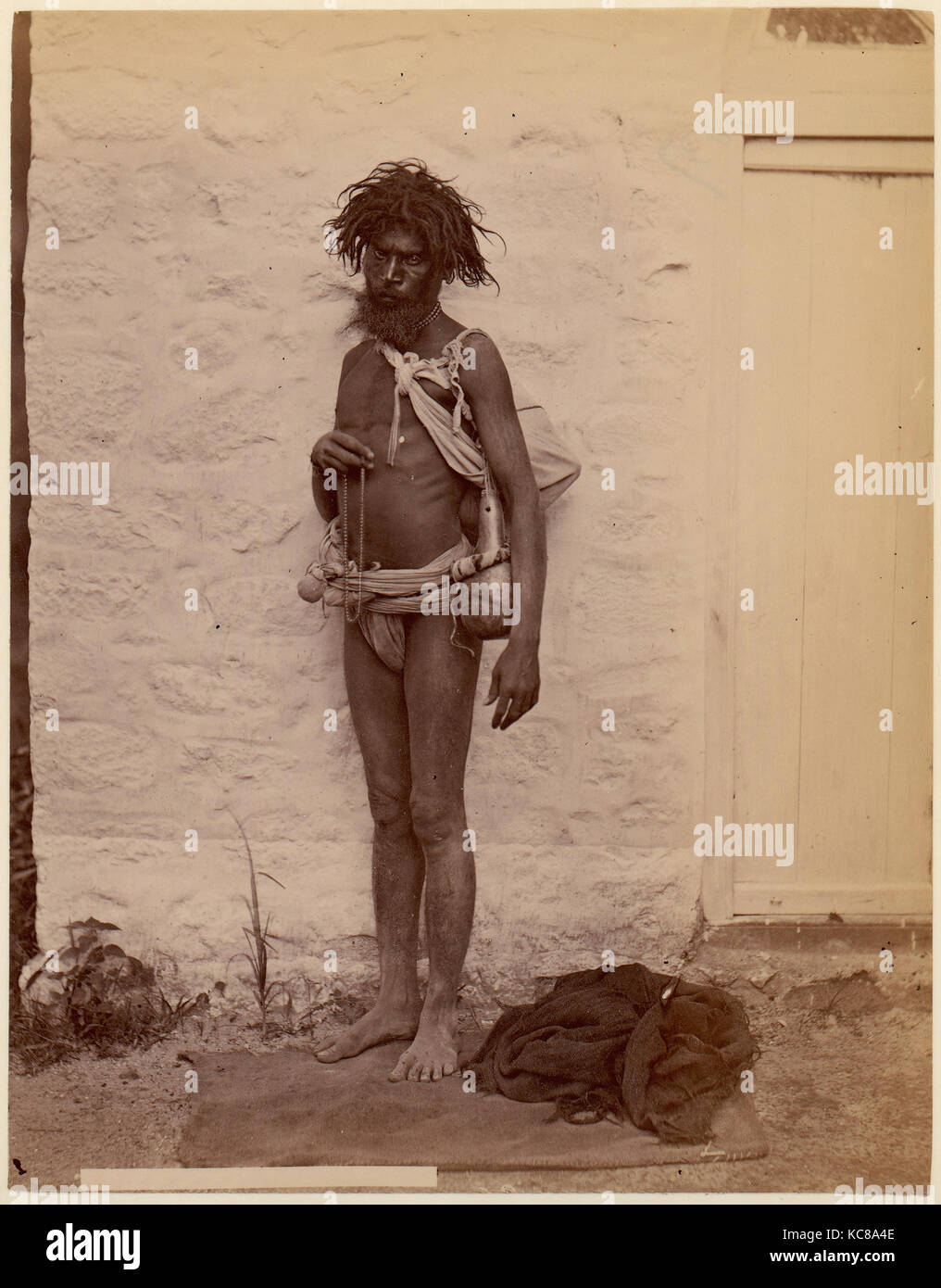 Mann im Lendenschurz mit den Strängen des Perlen, Unbekannt, 1860 s - 70 s Stockfoto