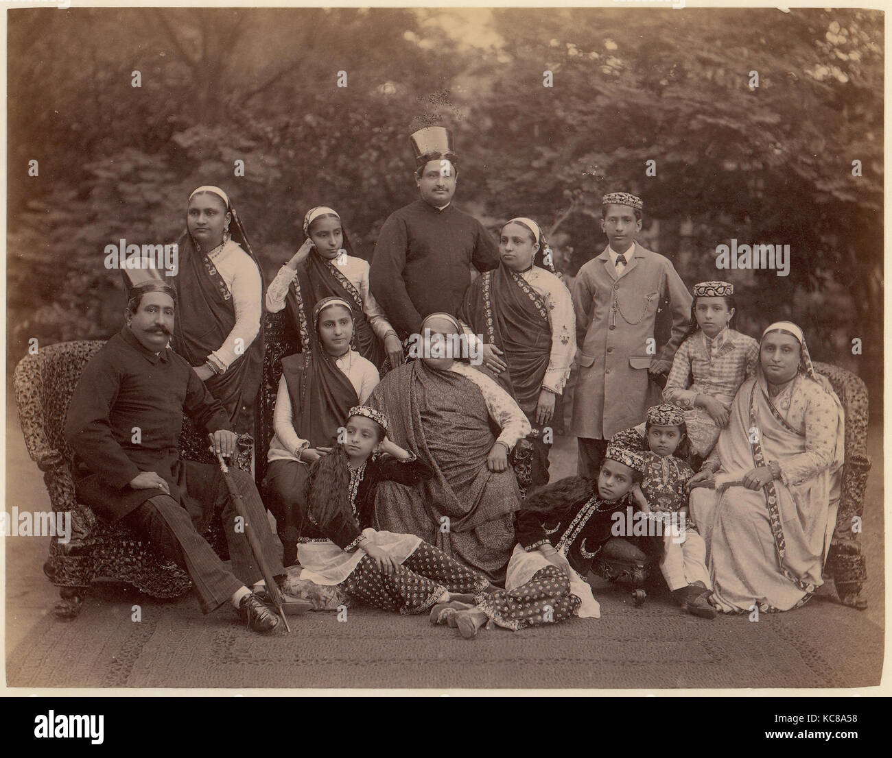 Formale Family Portrait von 13 Menschen, Männer in Europäischen Kleid, Unbekannt, 1860 s - 70 s Stockfoto