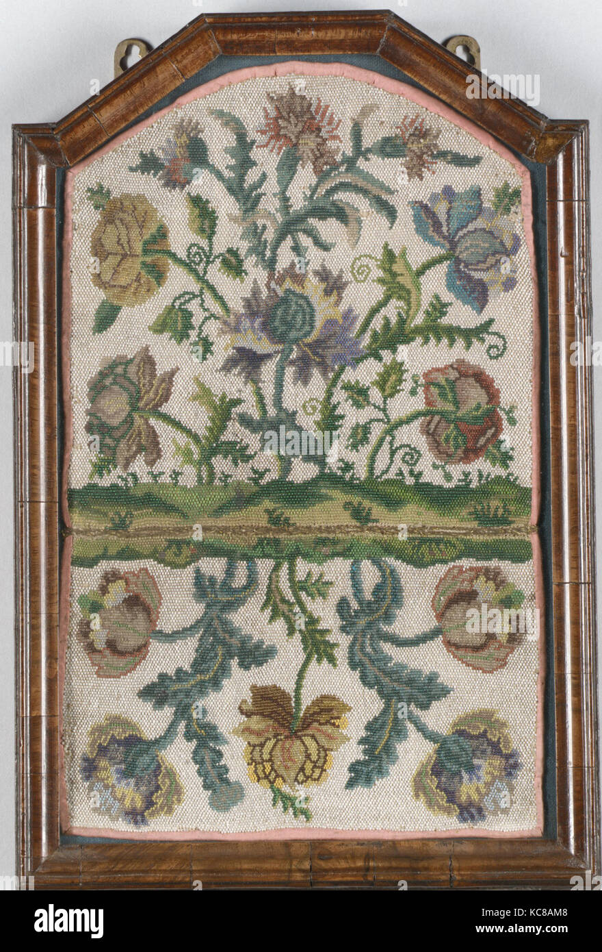 Brief, im zweiten Quartal des 18. Jahrhunderts, Französisch, Perlarbeit auf Seide, H.11x W. 6 3/4 Zoll (27,9 x 17,1 cm); gerahmt: H. 12 3/4 Stockfoto