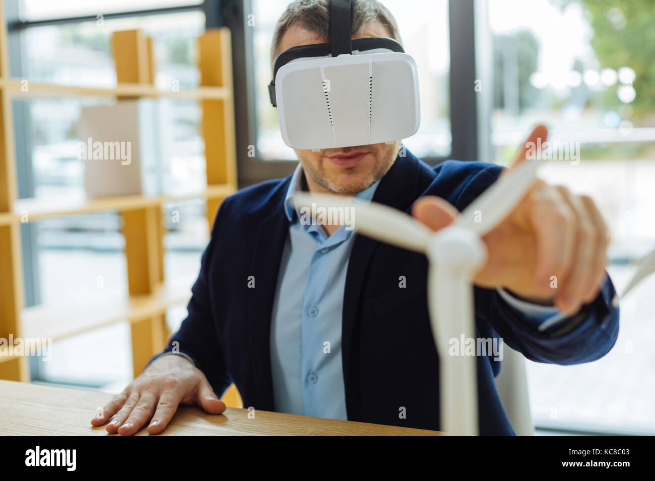 Schön zuversichtlich Mann an der Windmühle Modell suchen Stockfoto
