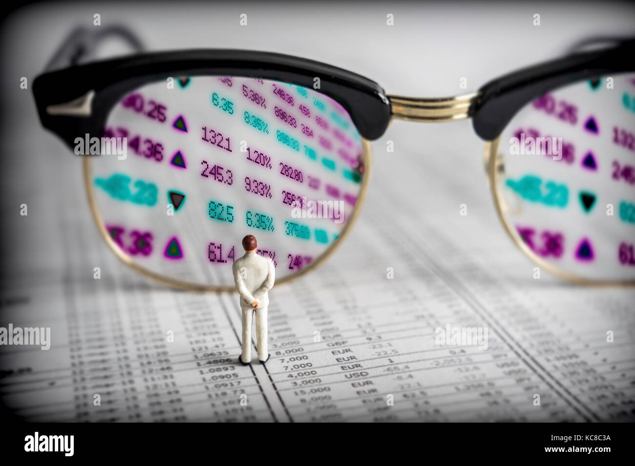 Konzeptionelle Bild ein Mann an der Reflexion der Brille suchen, Marketing Stockfoto