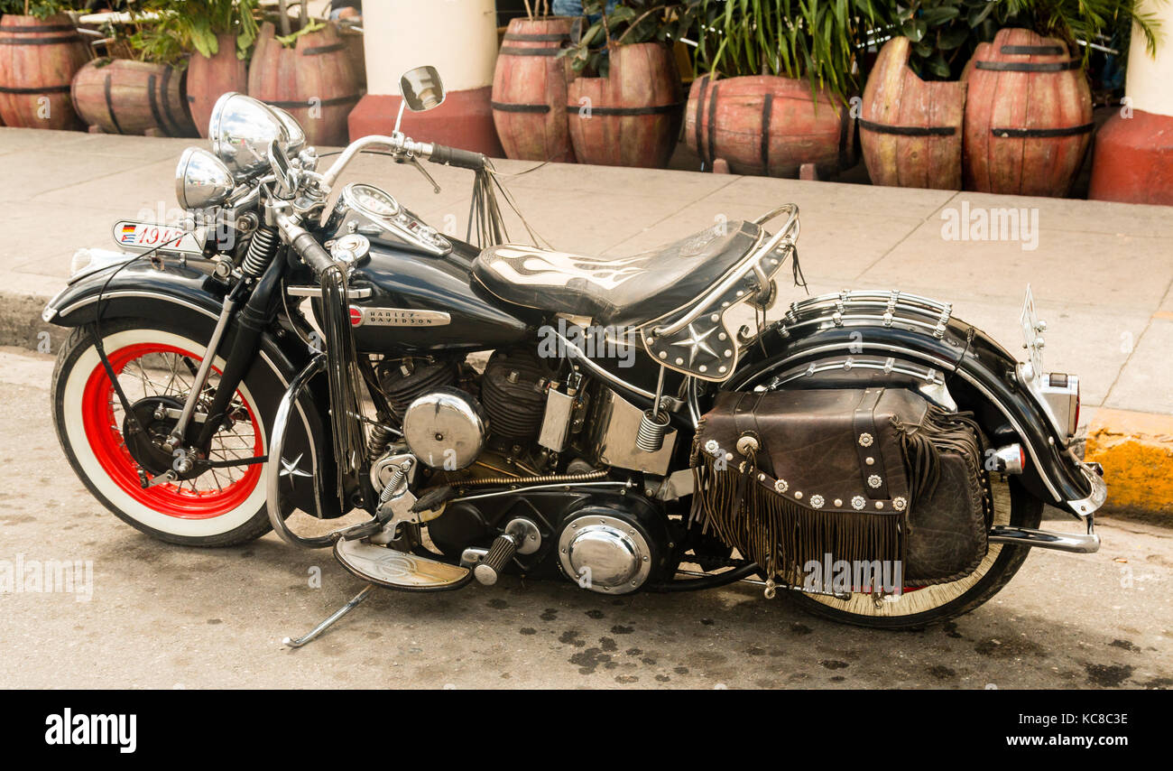 1947 Harley-Davidson, renommiertes amerikanisches Motorrad und Statussymbol, geparkt vor einer Bar, Cienfuegos, Kuba Stockfoto