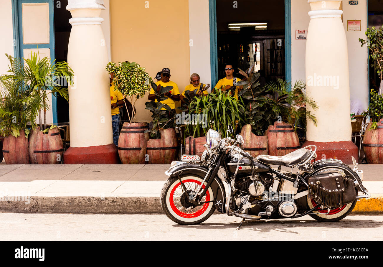1947 Harley-Davidson, renommiertes amerikanisches Motorrad und Statussymbol, geparkt vor einer Bar, Cienfuegos, Kuba Stockfoto