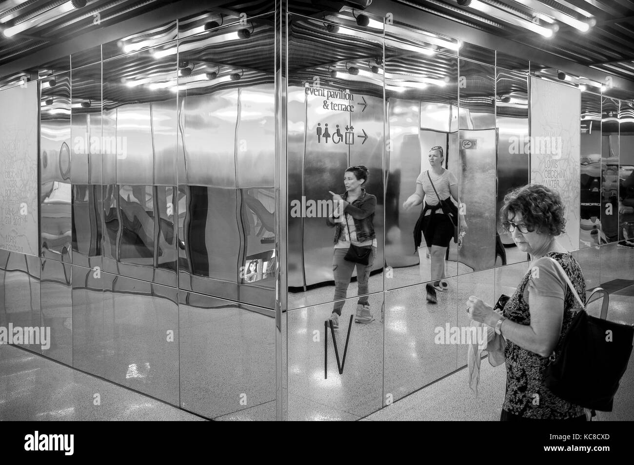 Street Fotografie in einem Kaufhaus, die Reflexionen in Panels Stockfoto