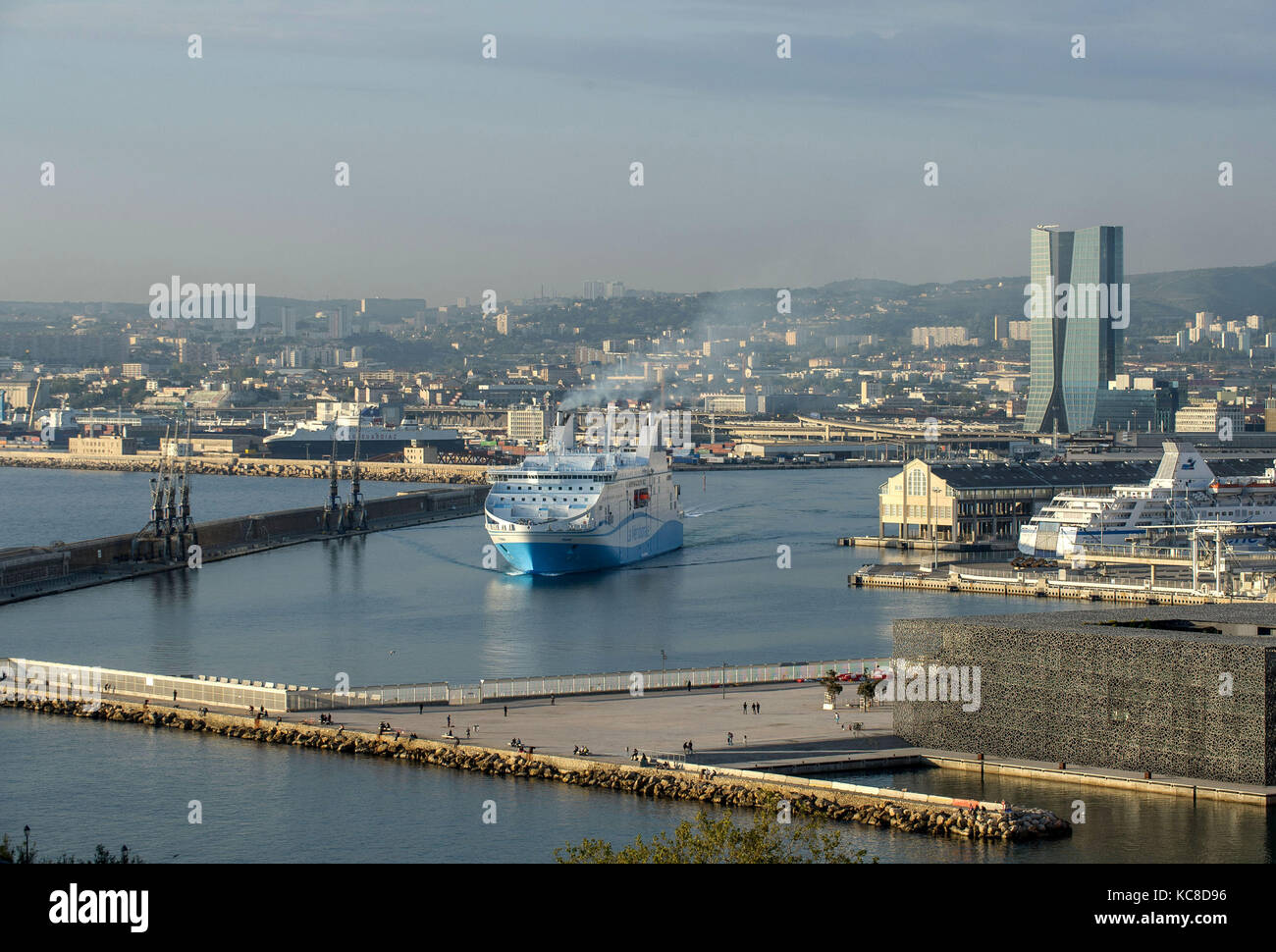 Marseille (Frankreich). 2014/03/11. Überblick über Marseille Fos Port (Französisch GPMM) an der Unterseite des Wolkenkratzers' Tour CMA-CGM'. Mähdrescher shi Stockfoto