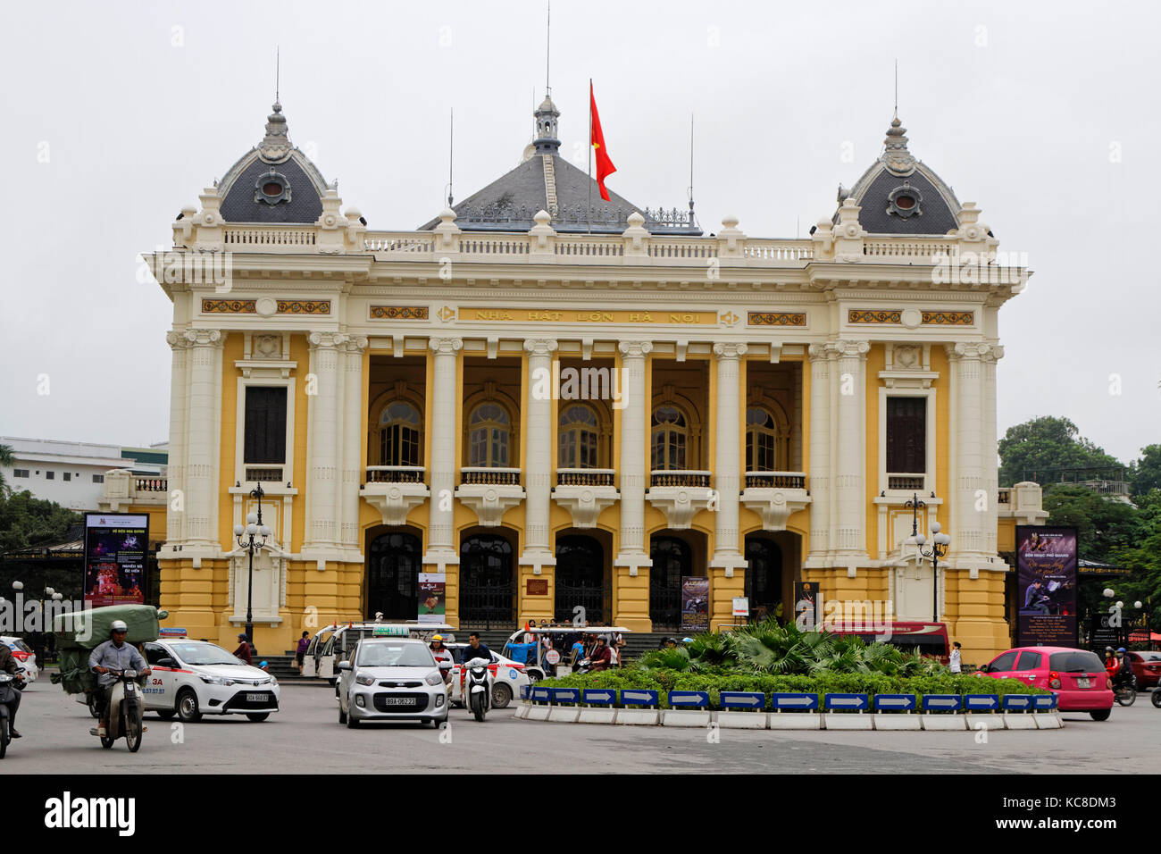 HANOI, VIETNAM, Oktobre 31, 2016 : die Oper von Hanoi, deren Architektur an die Pariser Opera Garnier erinnert. Hanoi ist die Hauptstadt von Vietnam und dem Land Stockfoto