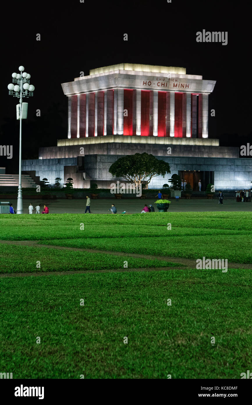 HANOI, VIETNAM, 31. Oktober 2016 : Mausoleum von Ho-Chi-Minh in Hanoi bei Nacht. Hanoi ist die Hauptstadt von Vietnam und die zweitgrößte Stadt des Landes. Stockfoto