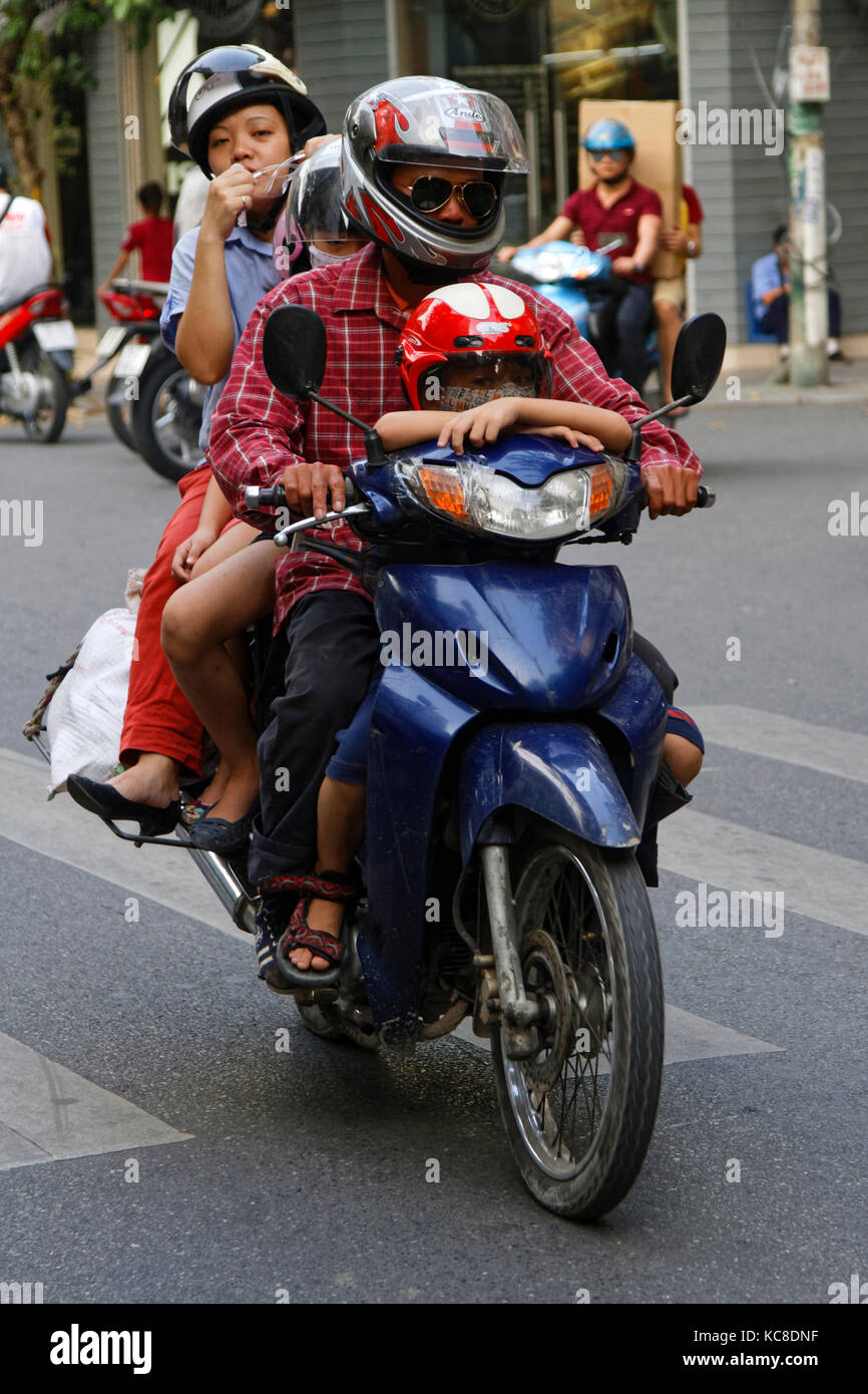 HANOI, VIETNAM, Oktobre 23, 2016 : eine ganze Familie auf einem einzigen Fahrrad in den Straßen von Hanoi. Hanoi ist die Hauptstadt von Vietnam und das Land zweitla Stockfoto