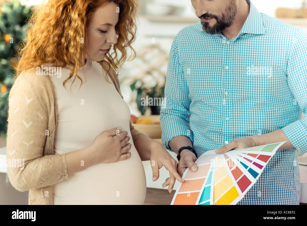 Angenehme Familie Auswahl der besten Farben für neue Unterkunft Stockfoto