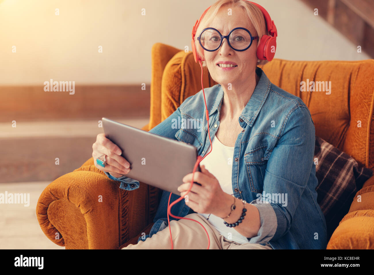 Positive gealterte Frau mit modernen Technologien Stockfoto