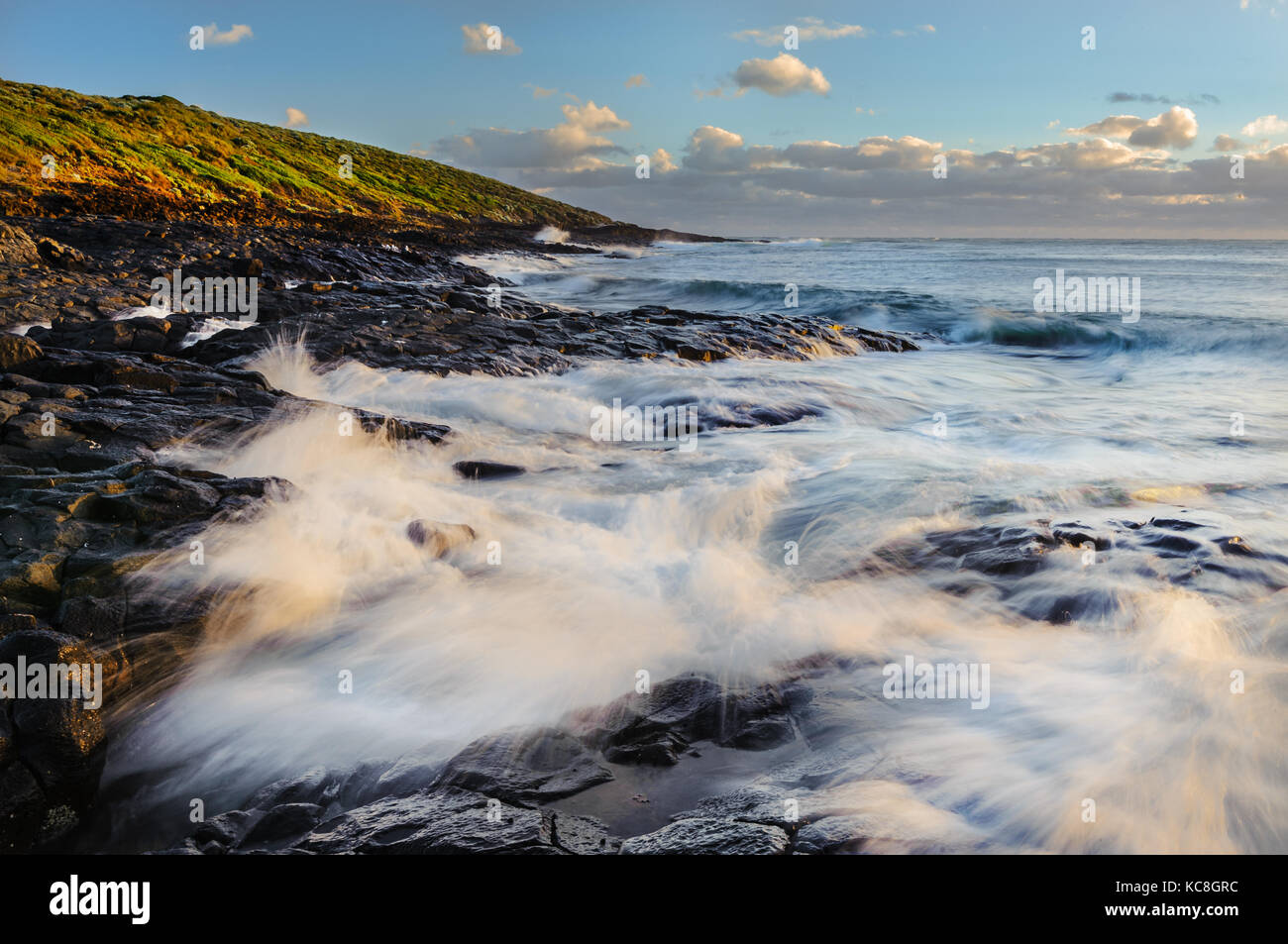 Wellen am schwarzen Punkt in D'Entrecasteaux National Park. Stockfoto