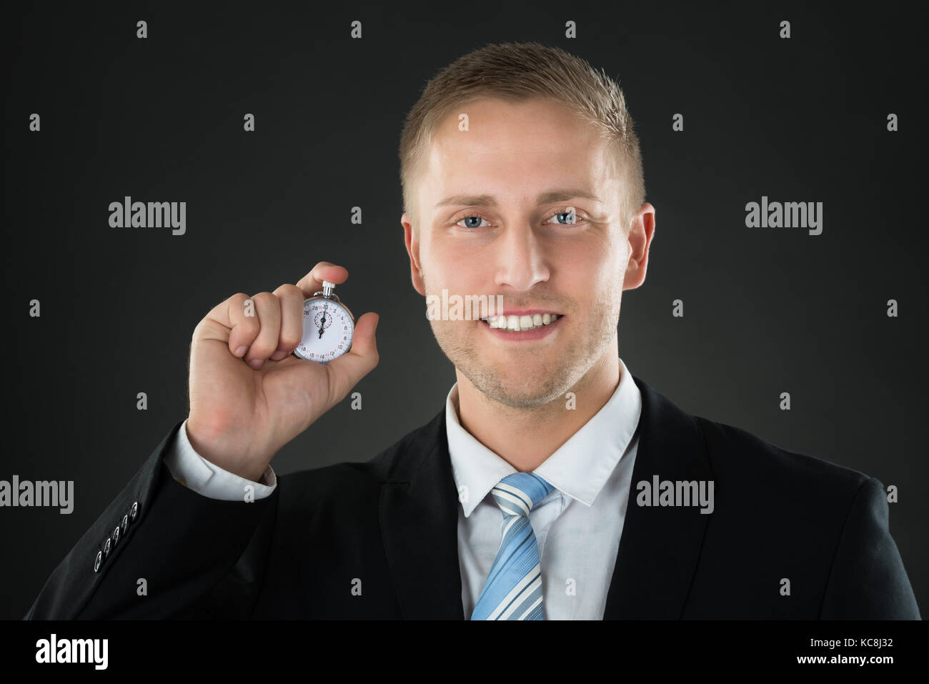 Porträt eines Kaufmanns Holding Stoppuhr in der Hand Stockfoto