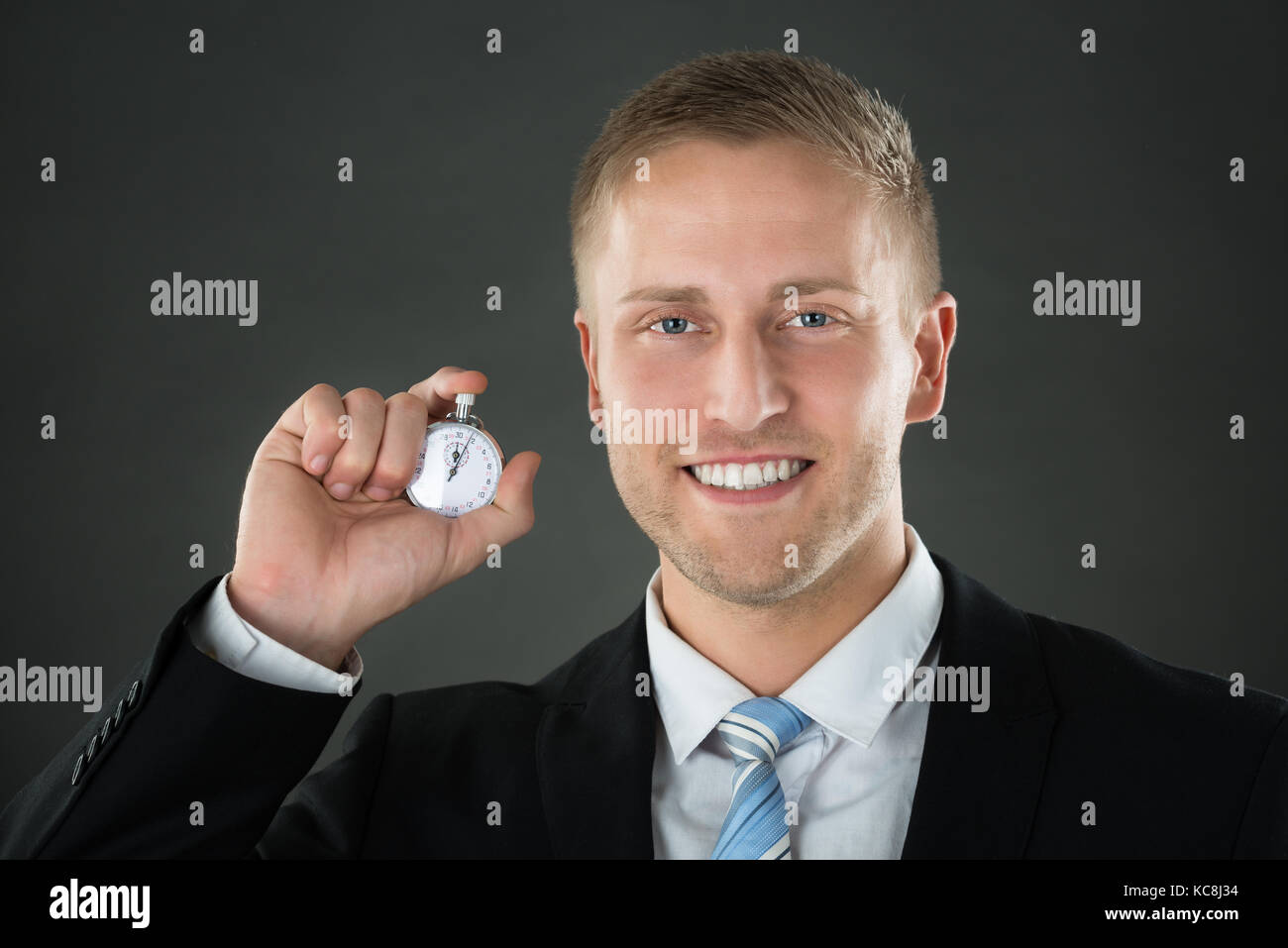 Porträt eines Kaufmanns Holding Stoppuhr in der Hand Stockfoto