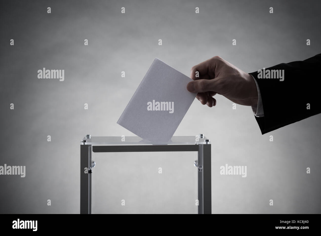 Nahaufnahme der Hand setzen Stimmzettel im Glaskasten Stockfoto