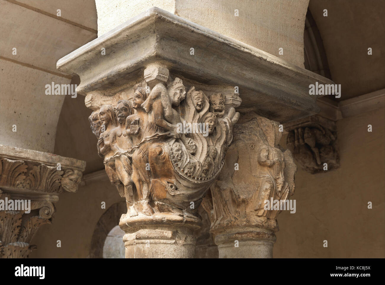 Hauptstadt, Ende 12. Jahrhundert, Französisch, Stein, Insgesamt: 11 3/4 x 10 x 10 in. (29,8 x 25,4 x 25,4 cm), Sculpture-Architectural Stockfoto