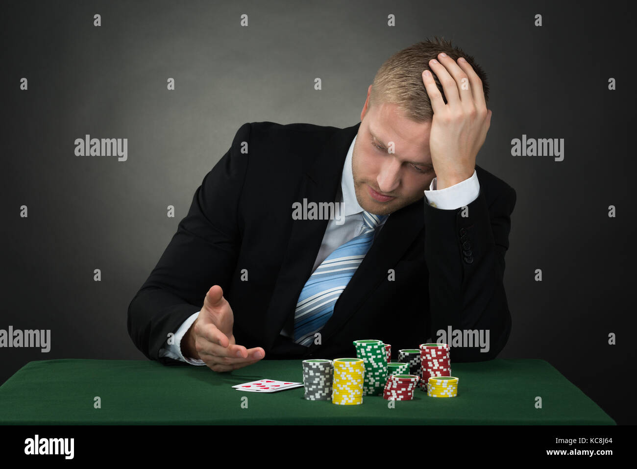 Deprimiert männlich Poker mit Chips und Karten auf dem Tisch Stockfoto