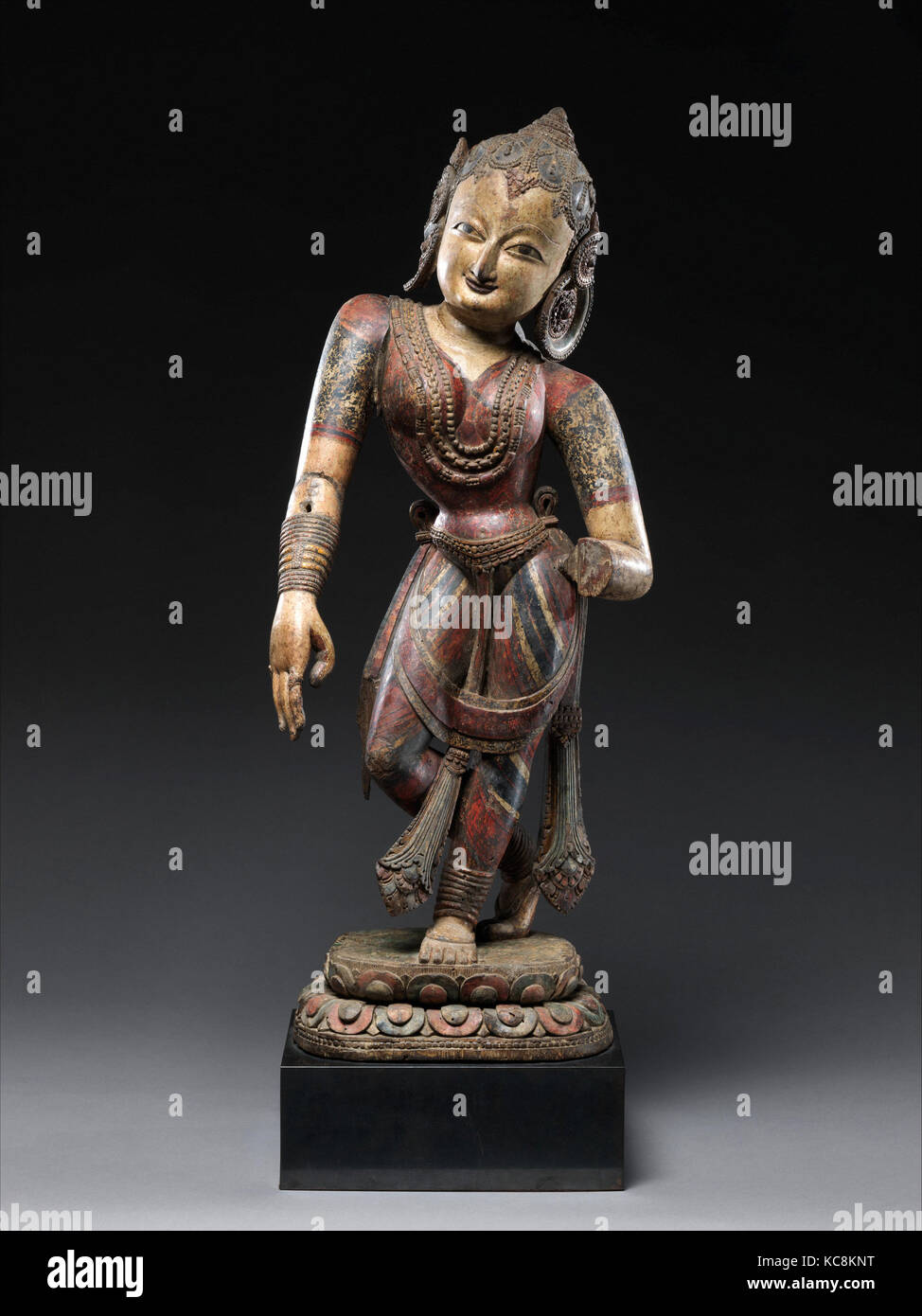 Göttin des Tanzes (Nrtyadevi), Malla Zeitraum, 16. Jahrhundert, Nepal (Kathmandu Tal), Holz mit Pigment, H. inkl. Sockel 33 in Stockfoto