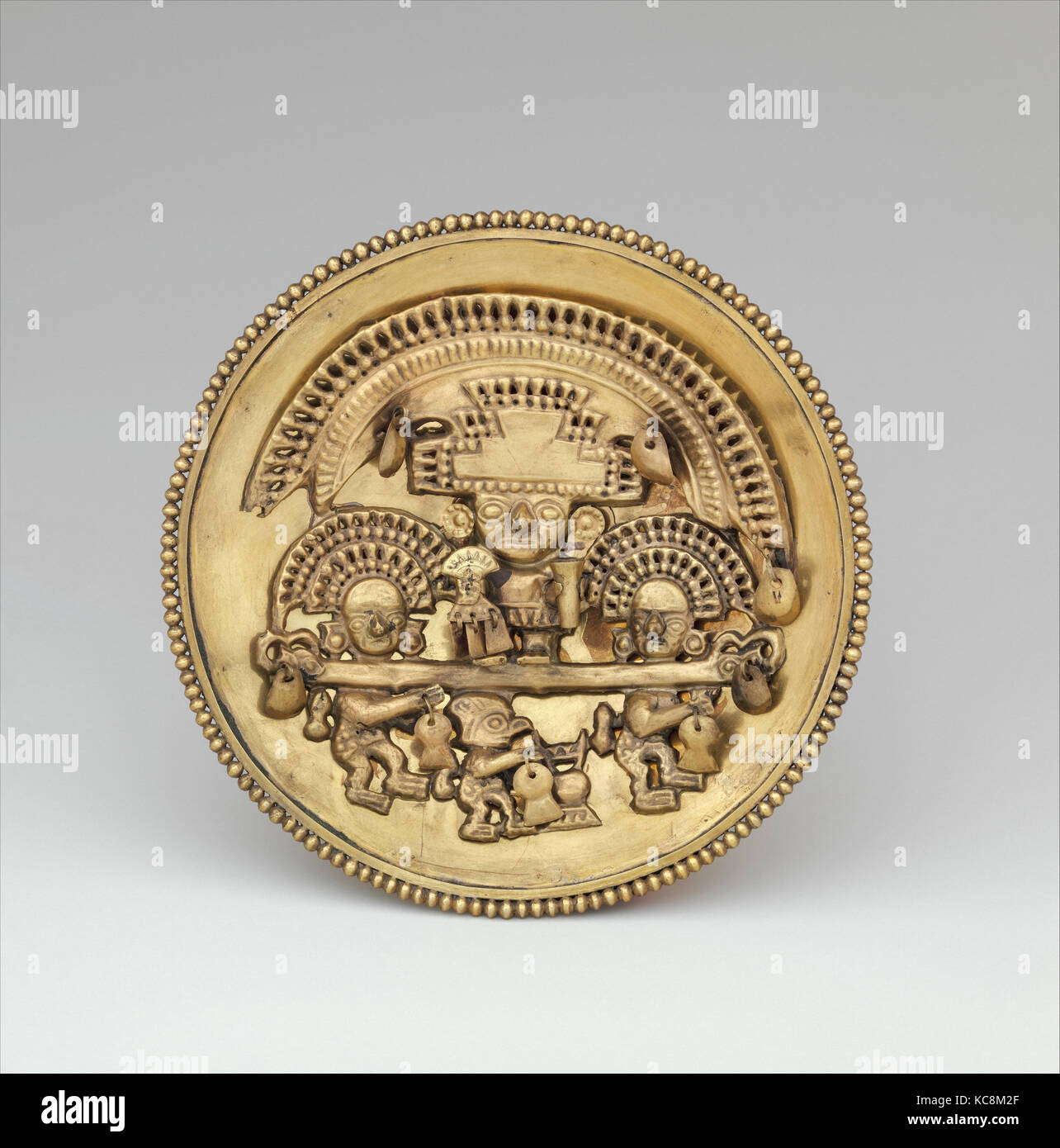 Mit earflare Multifigure Szene, A.D. 1350-1470, Peru, Nordküste, Chimú, Gold, Diam. 5 1/4 in. (13,5 cm), Metal-Ornaments Stockfoto