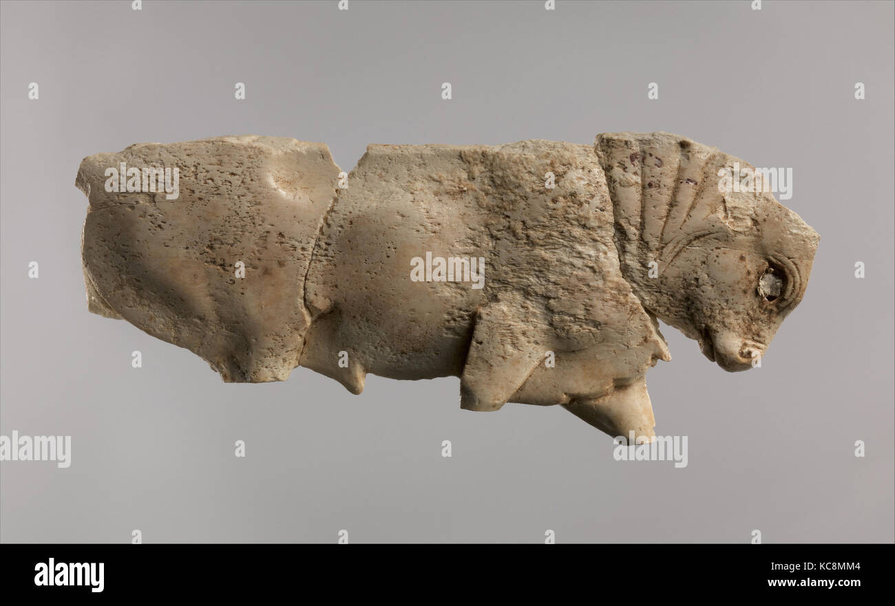 Openwork Möbel Plakette mit einem schreitenden Stier, Ca. 9.-8. Jahrhundert v. Chr. Stockfoto