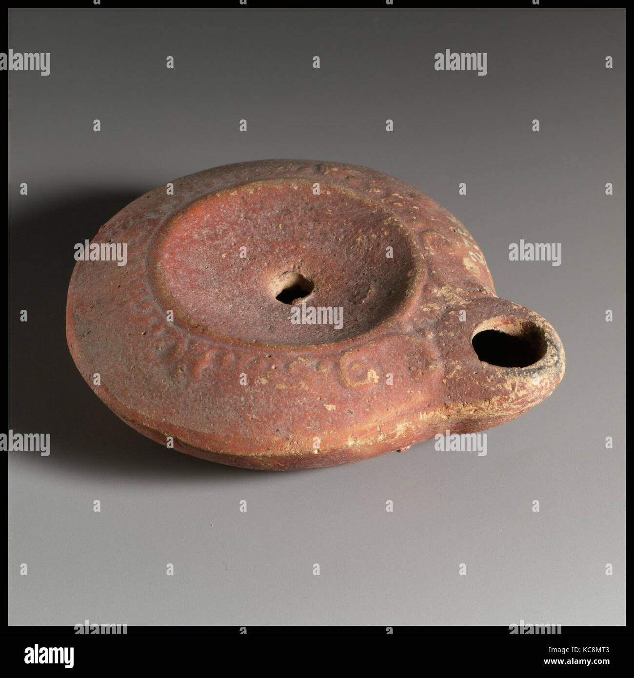 Lampe, 2. Jahrhundert n. Chr., Römische, Terracotta, Gesamt: 1 x 3 1/2 in. (2,5 x 8,9 cm), Terrakotten Stockfoto