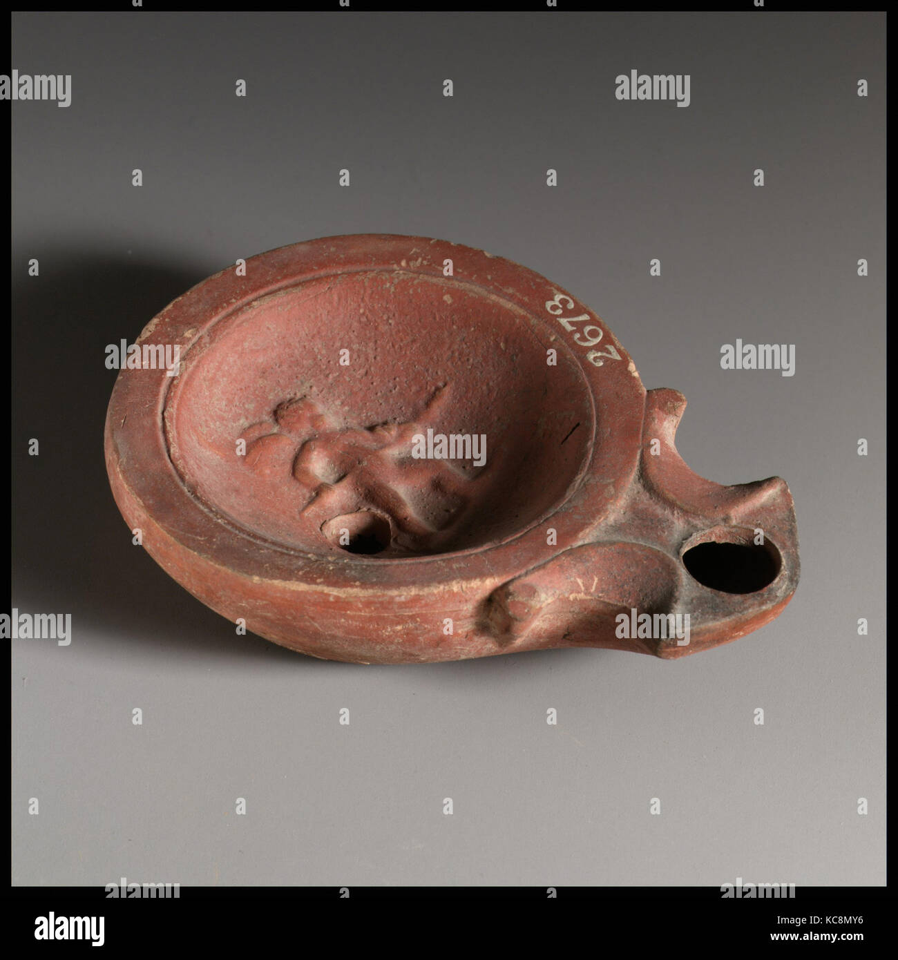 Terracotta Lampe: auf Diskus, geflügelte Amor mit Speer, 1. Jahrhundert v. Chr. - 1. Jahrhundert A.D Stockfoto