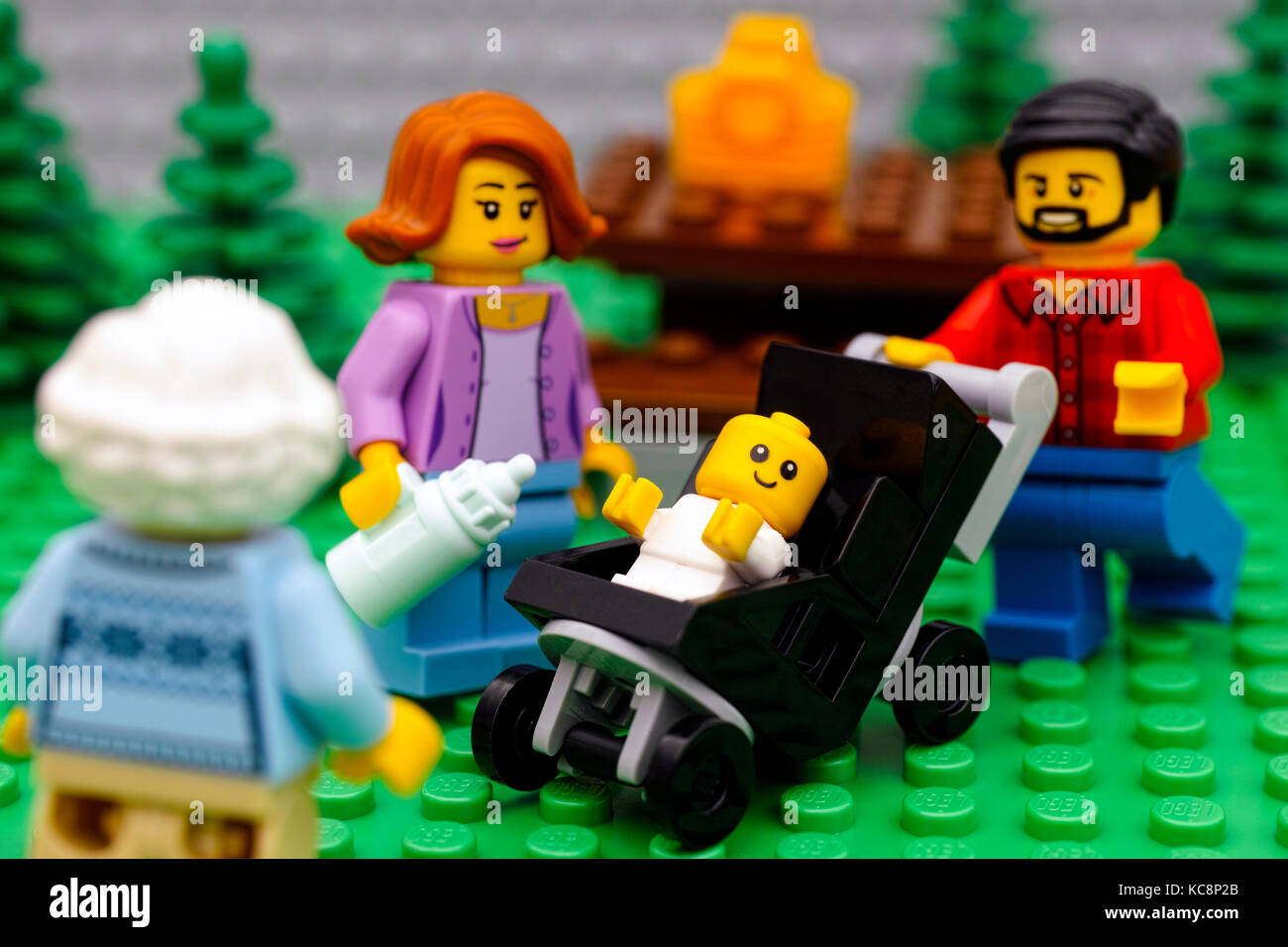 LEGO Minifigur Kinderwagen mit Baby Mutter und Einkaufskorb NEU