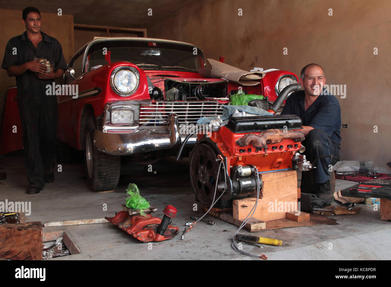 TRINIDAD, KUBA, 18. FEBRUAR 2014 : Männer, um klassische alte amerikanische Auto in der Garage zu reparieren. Oldtimer sind in Kuba noch im Einsatz und alte Zeitgeber sind geworden Stockfoto