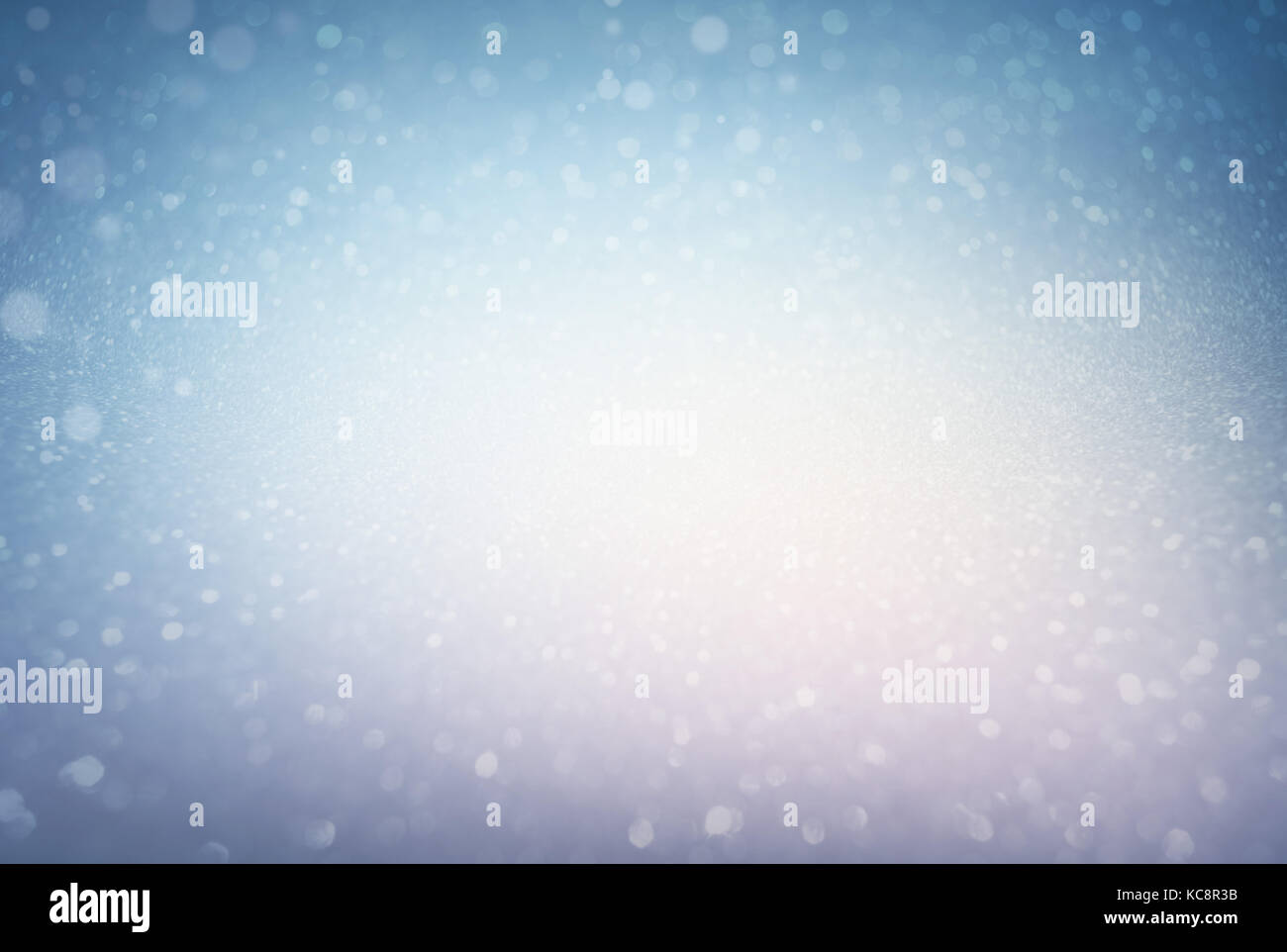 Glitzernder defokussierter, eisblauer Hintergrund – festliches Material Stockfoto