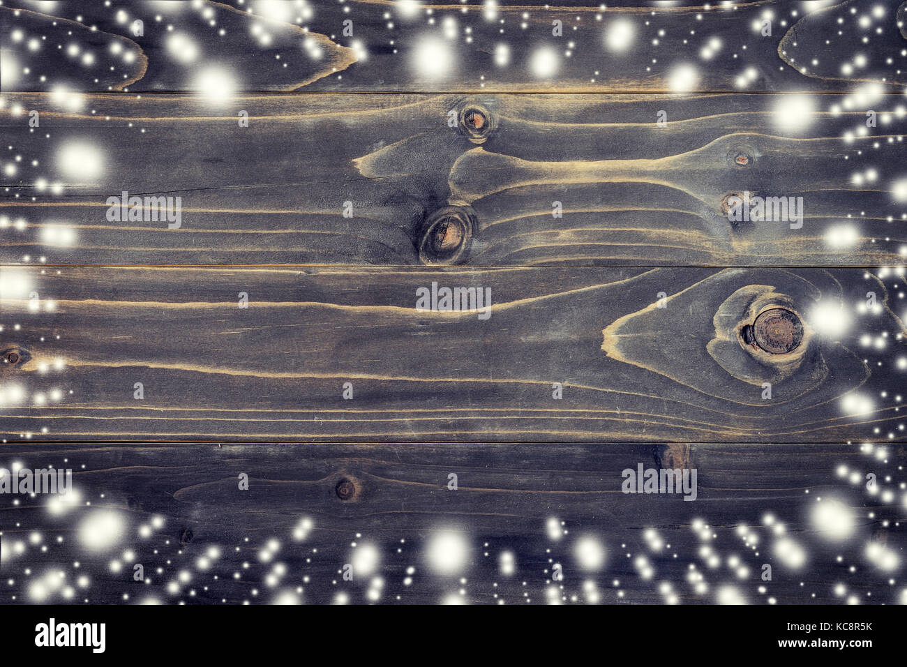 Oben Schnee auf Holzbrett Hintergrund und Textur mit Platz für Text. Stockfoto